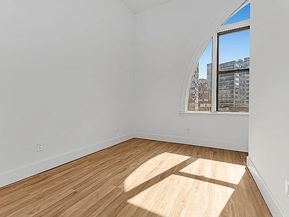 5th image of 81 Willoughby St #709