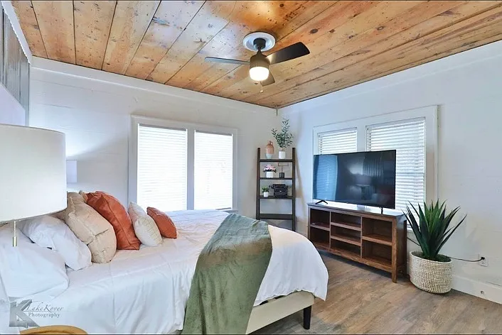 525 E North 18th St — Photo 2