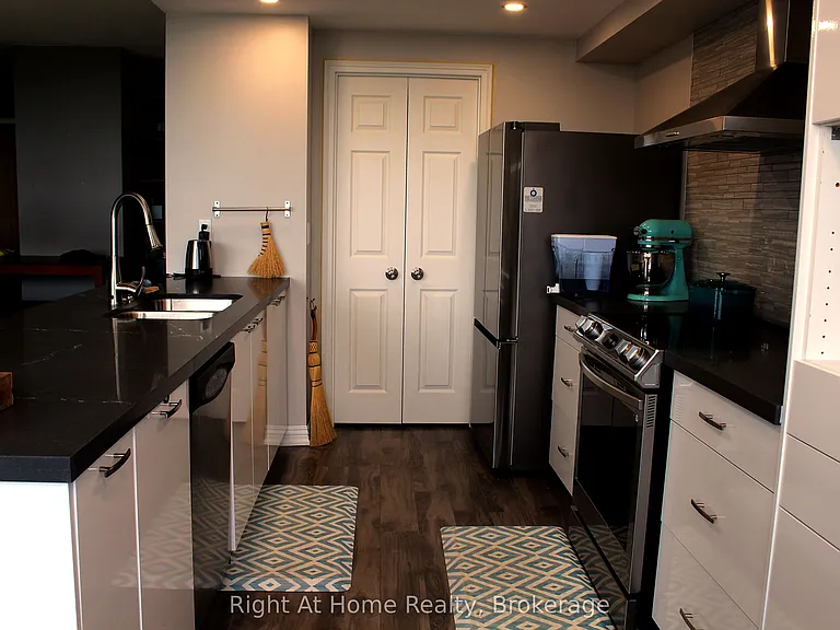 1360 Rathburn Rd E #1509 — Photo 7