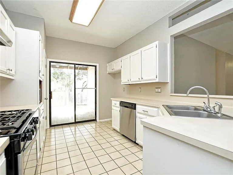 606 Tyrone Dr — Photo 5