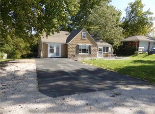 909 N Dickinson Rd, Independence, MO 64050