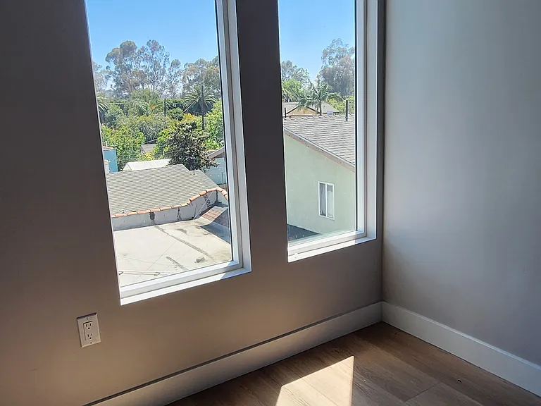 2401 S Redondo Blvd #B — Photo 13