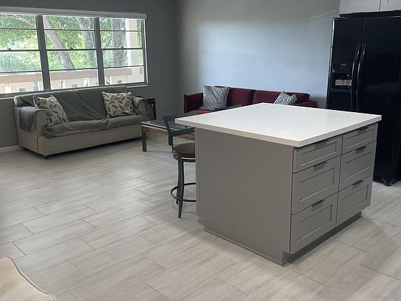 3rd image of 3069 Newport Q #3069