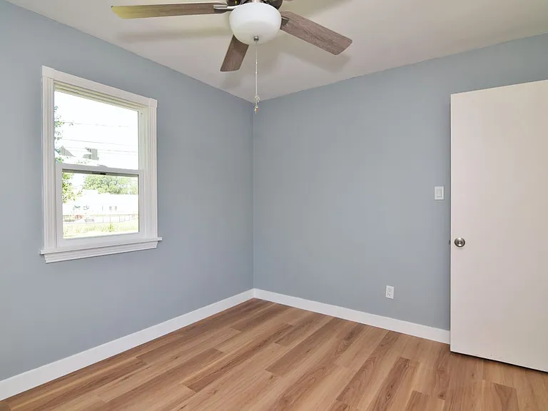 1746 E 236th St — Photo 31