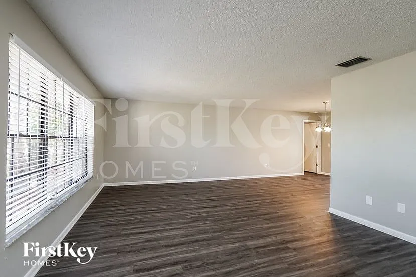 4 bed, 2.0 bath, 1924 sqft, $2,250 — Photo 2