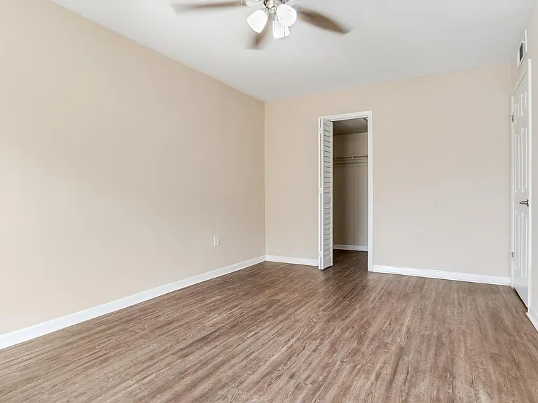 Chateau Apartments — Photo 42