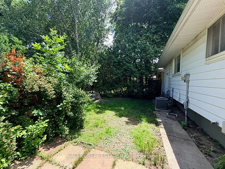 63 Paperbirch Cres #B — Photo 28