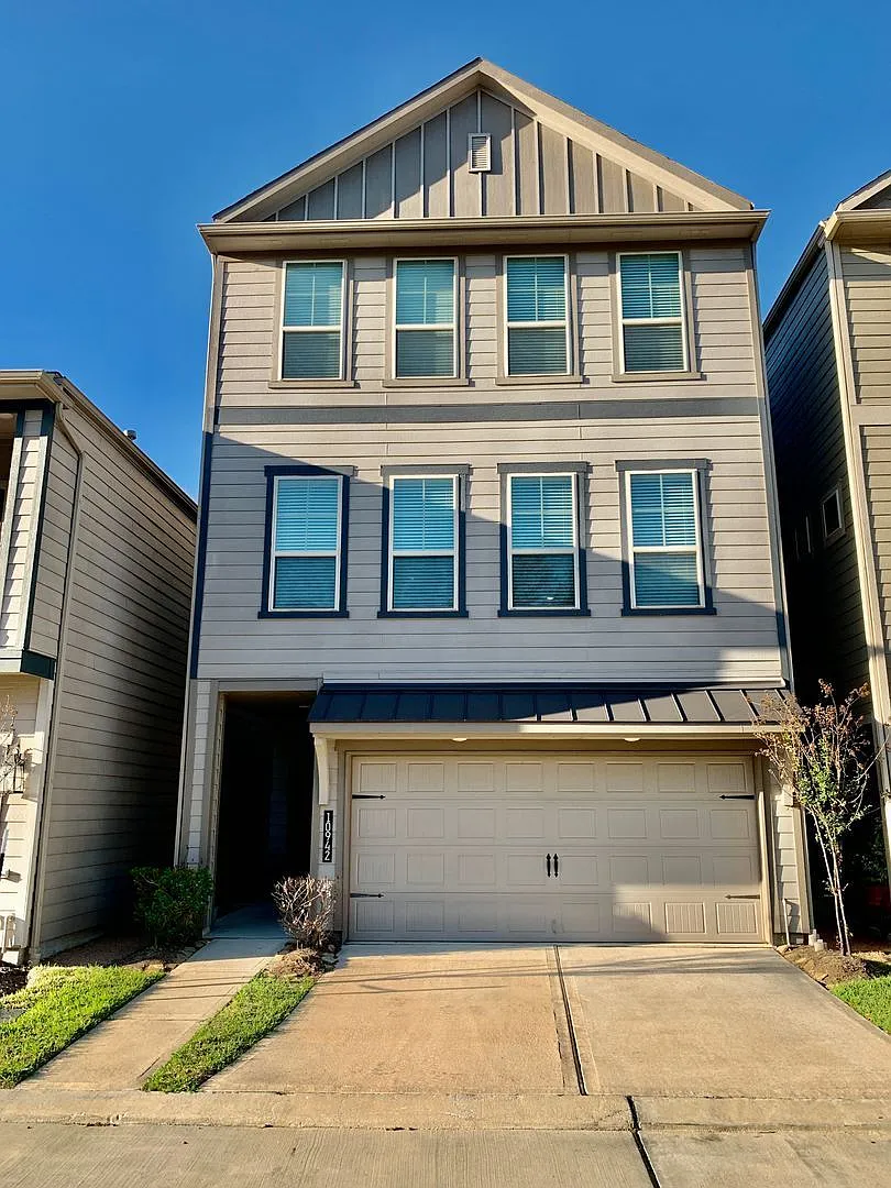 4 bed, 3.5 bath, 2420 sqft, $3,350 — Photo 1