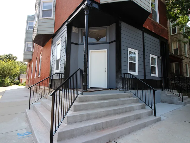 1801-03 W School St — Photo 20