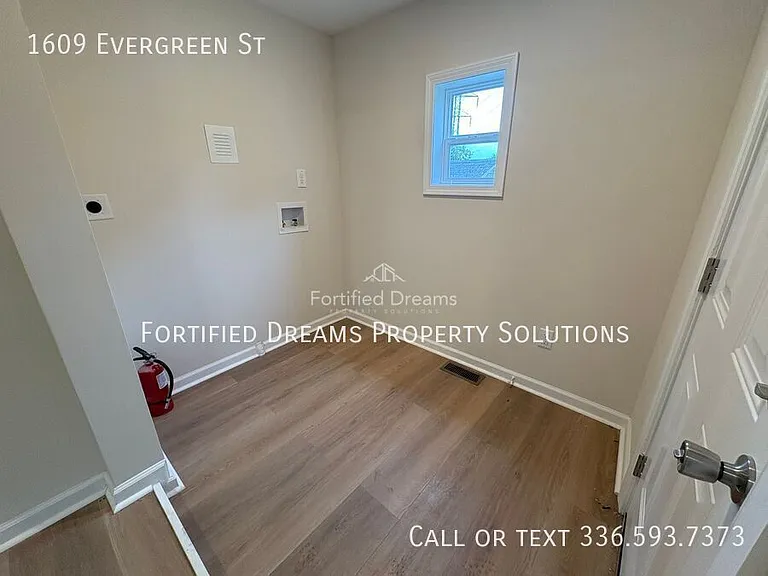 1609 Evergreen St — Photo 2