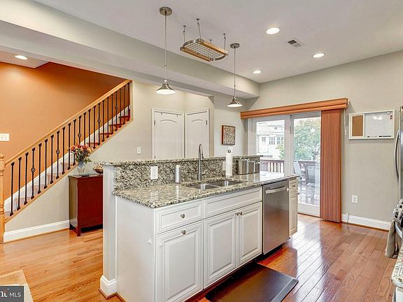 Kitchen (2 of 4)