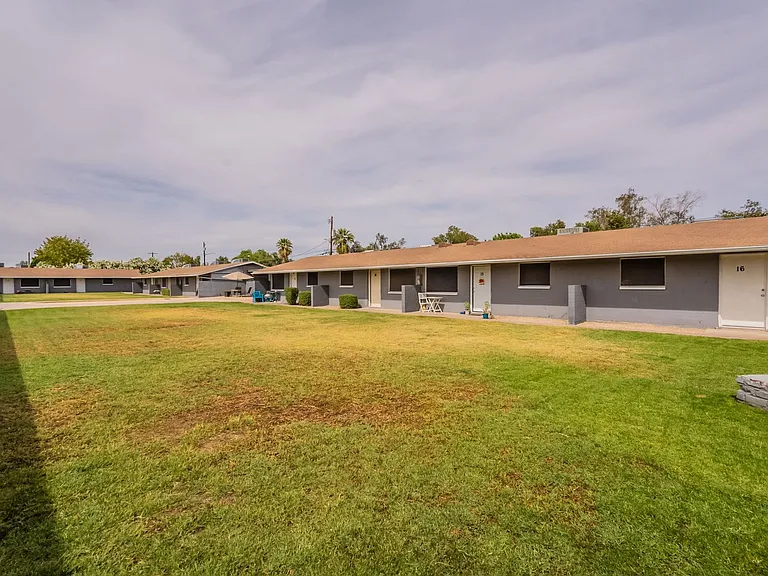 2414 W Devonshire Ave — Photo 15