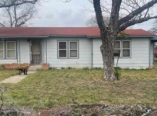 419 W Culberson St, Sabinal, TX 78881