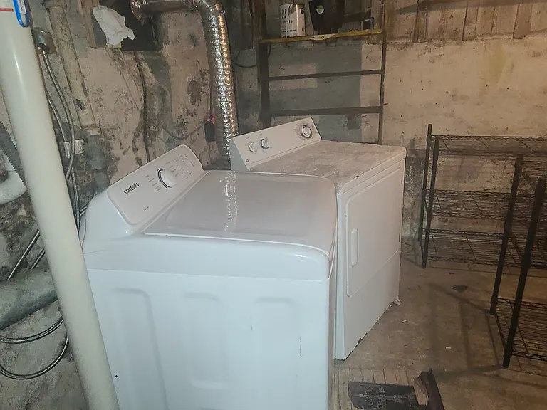Washer/dryer included