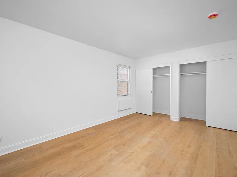 Crestwood Lake Apartments — Photo 61