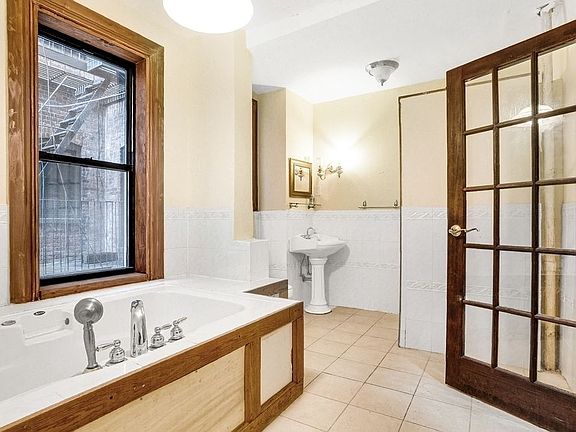 4th image of 227 Bainbridge St APT 1