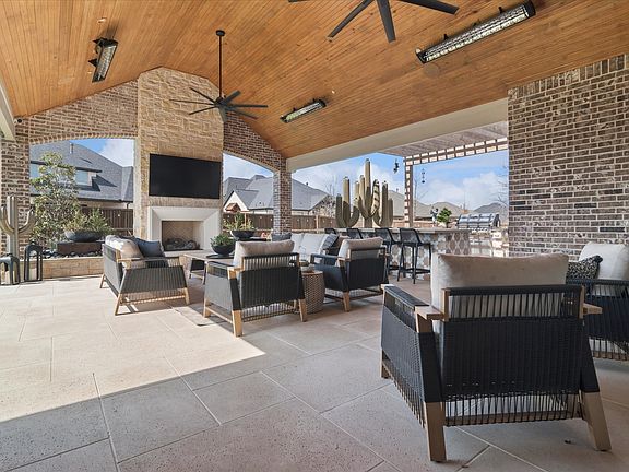 3rd image of 582 Broadleaf Way