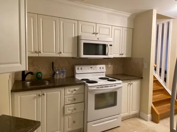 3197 Oakview Rd, Mississauga, ON L5N 7N9