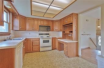 4th image of 3242 Highfield Dr