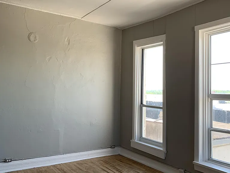8 W 5th St #B — Photo 1