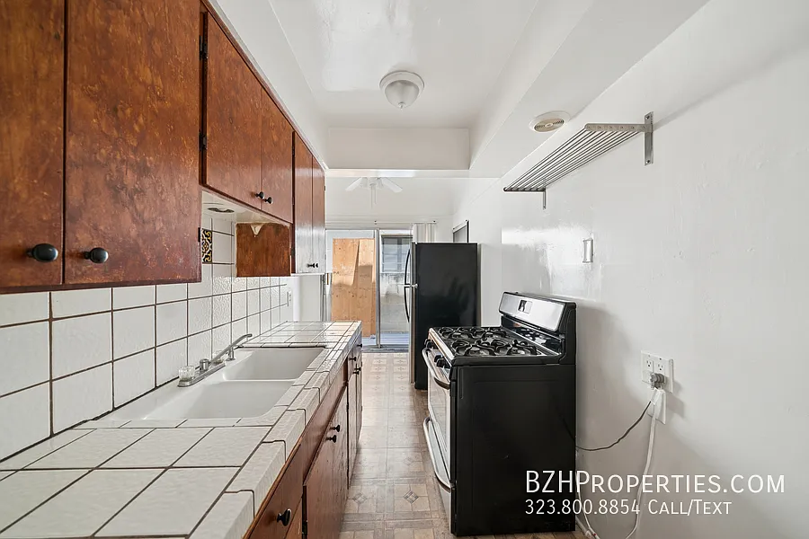 Spacious 1 Bedroom in the Heart of Beverly Hills — Photo 3