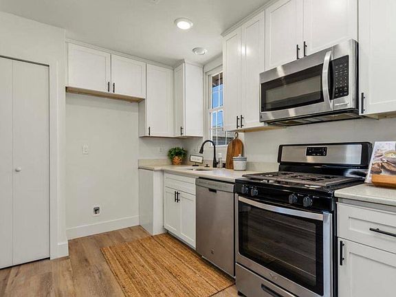 3rd image of 1511 W Oxford Way