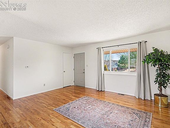 4th image of 1316 Rushmore Dr