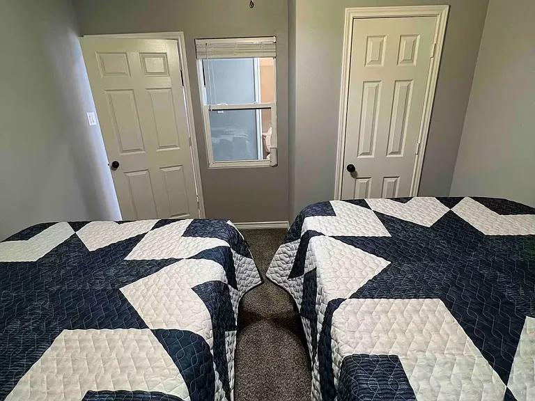 325 Bay Ct — Photo 15