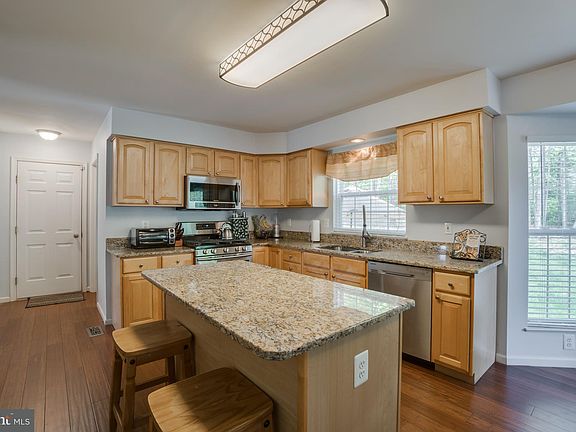 4th image of 14 Montgomery Dr