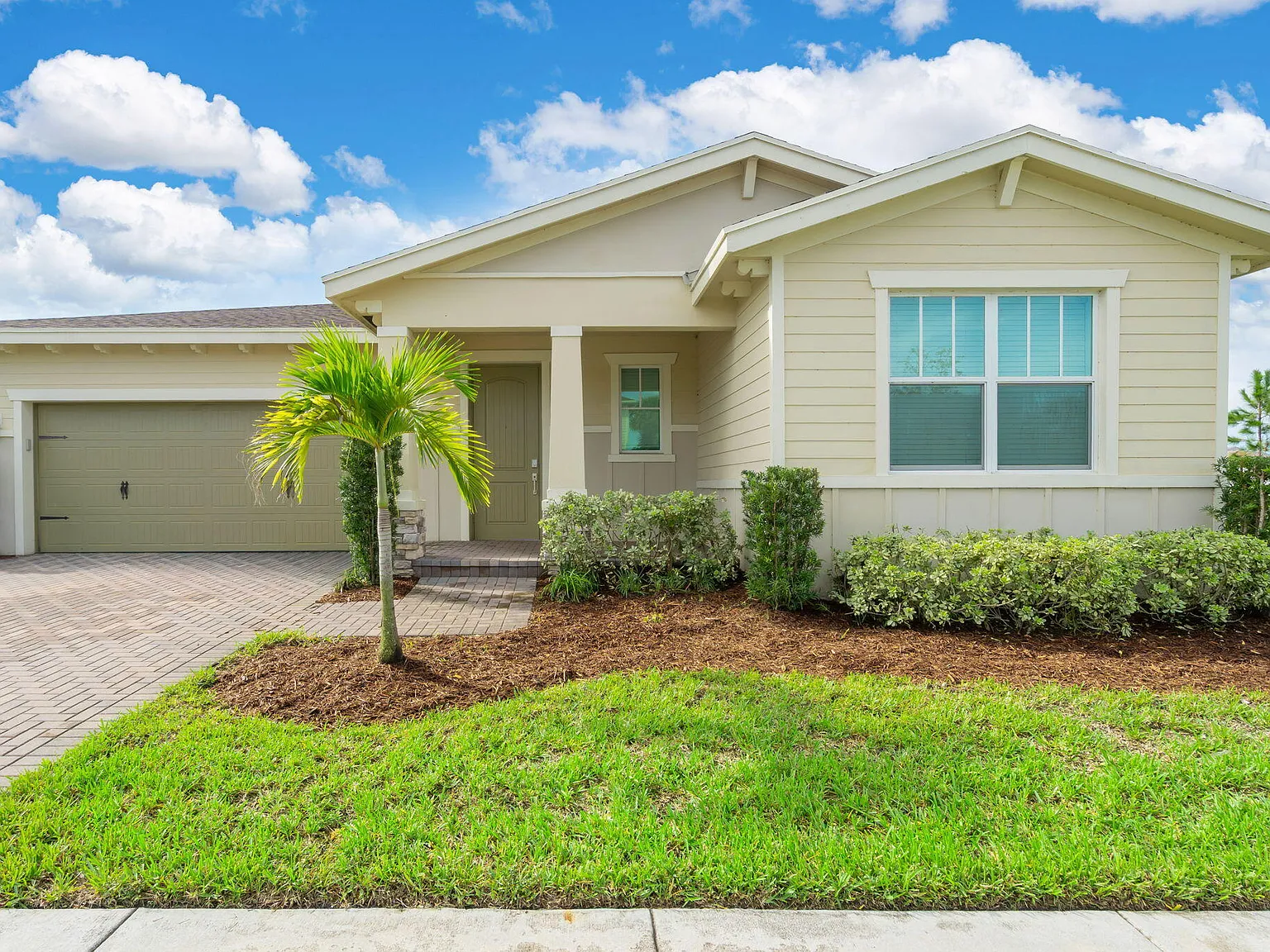 4 bed, 2.5 bath, 2199 sqft, $4,000 — Photo 2