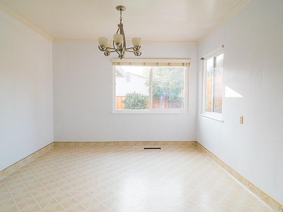 Dinning area (open concept with kitchen)