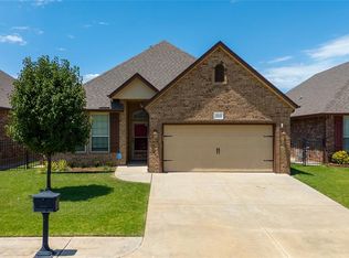 1013 Golden Leaf Dr, Moore, OK 73160