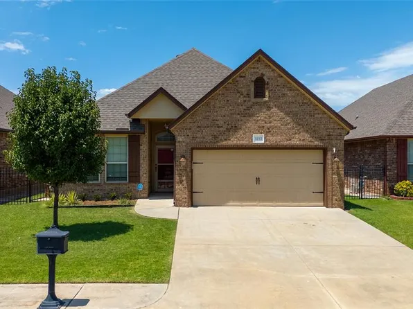 1013 Golden Leaf Dr, Moore, OK 73160