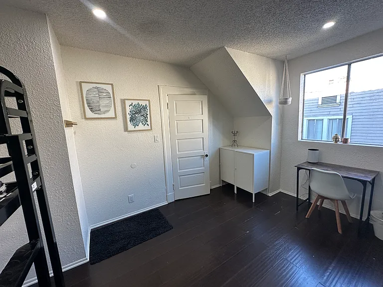 1639 W 11th Pl — Photo 1