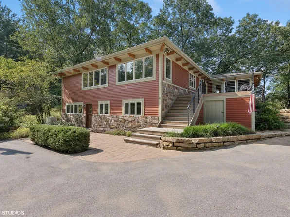 4 Circle Dr, Dune Acres, IN 46304