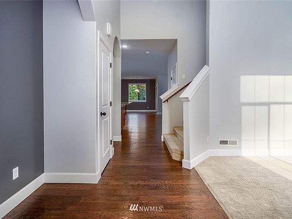 5th image of 6742 Elaine Ct SE