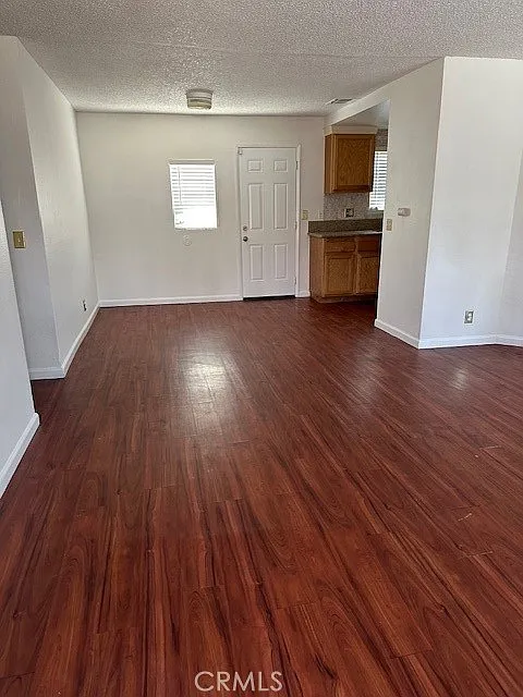3 bed, 1006 sqft, $2,045 — Photo 2