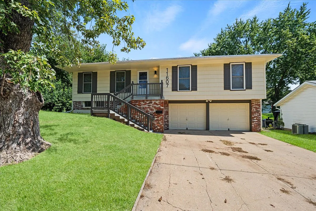 3 bed, 1828 sqft, $1,899 — Photo 1