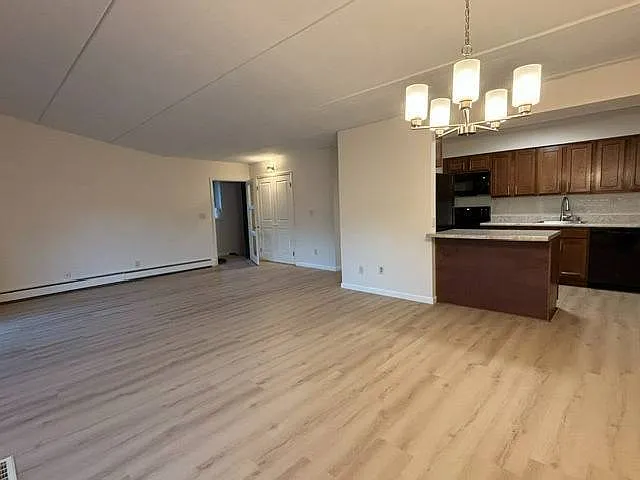 2 bed, 1.0 bath, $1,650 — Photo 3