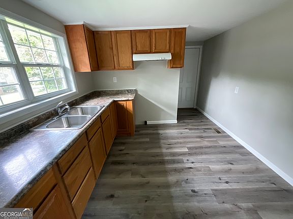 3rd image of 46 King St