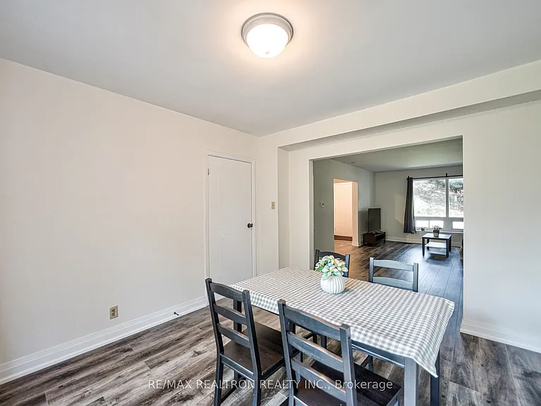 50 Axsmith Cres — Photo 13