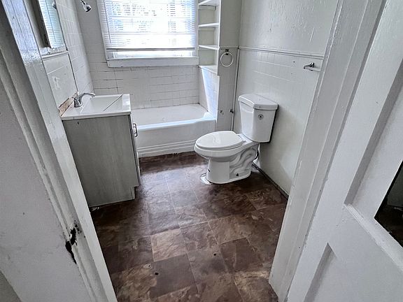 4th image of 1823 Cedarhurst Ave
