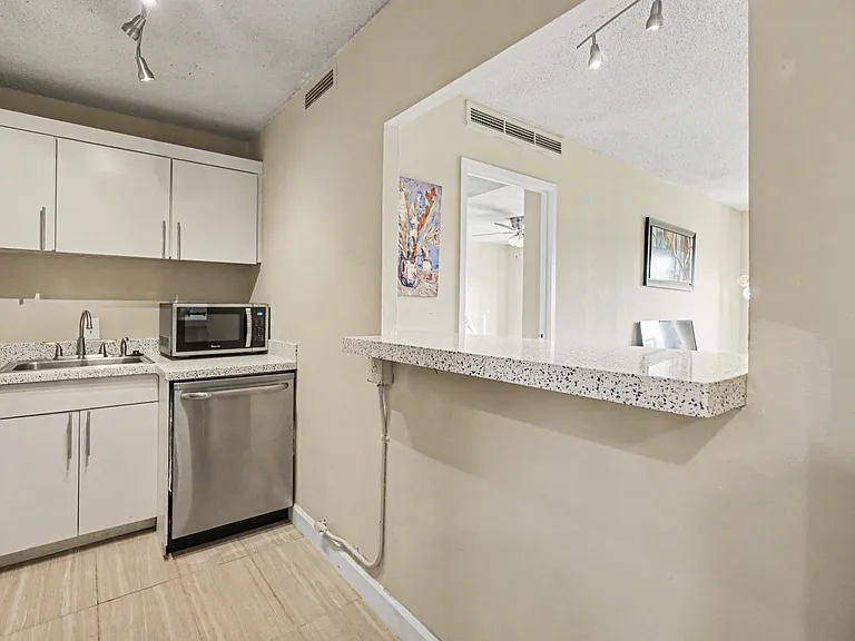 2285 Peachtree Rd NE — Photo 8