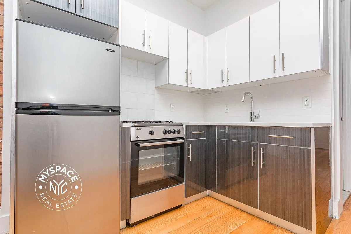 33 Montrose Avenue — Photo 1