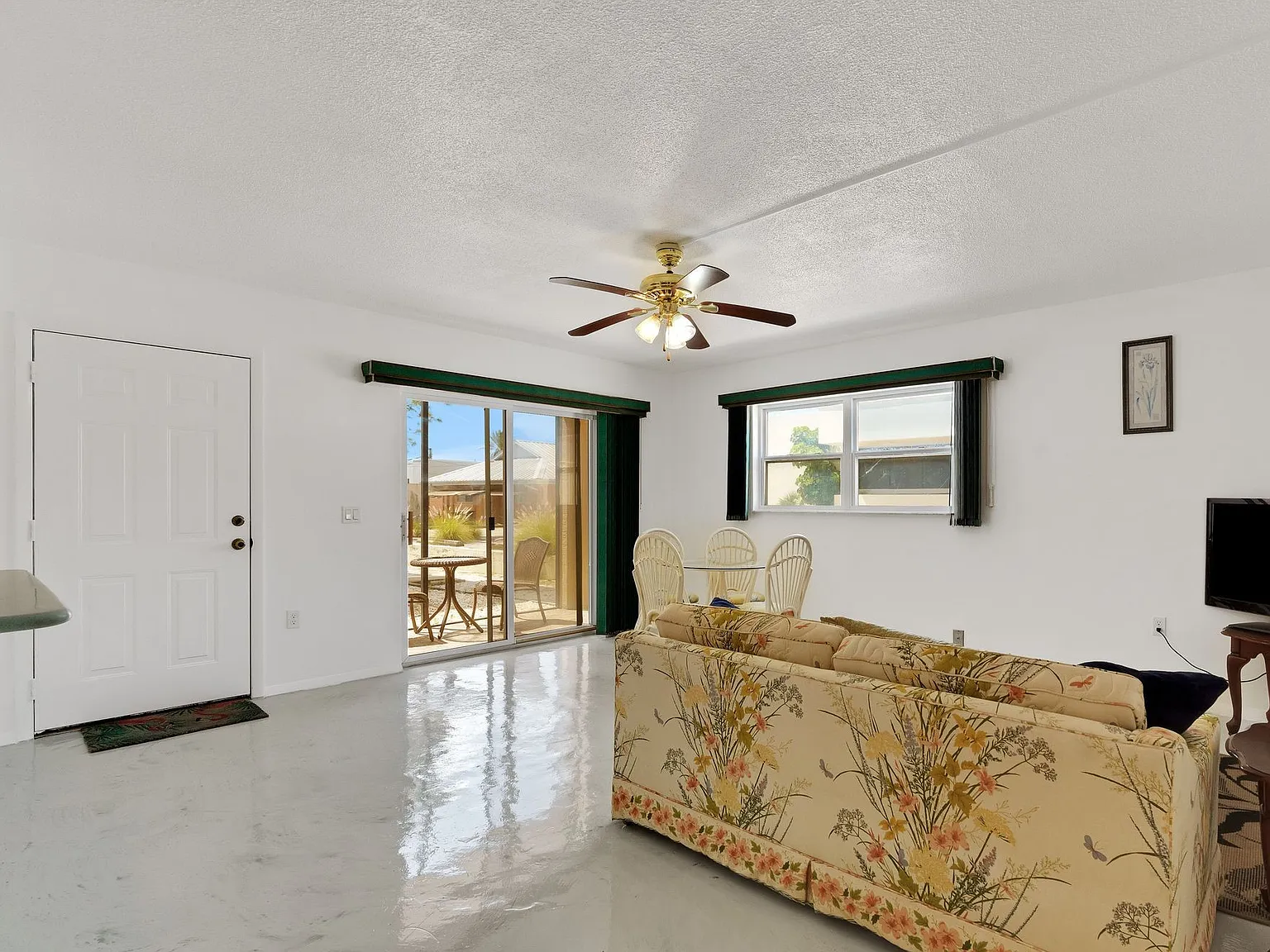 2 bed, 891 sqft, $1,800 — Photo 2