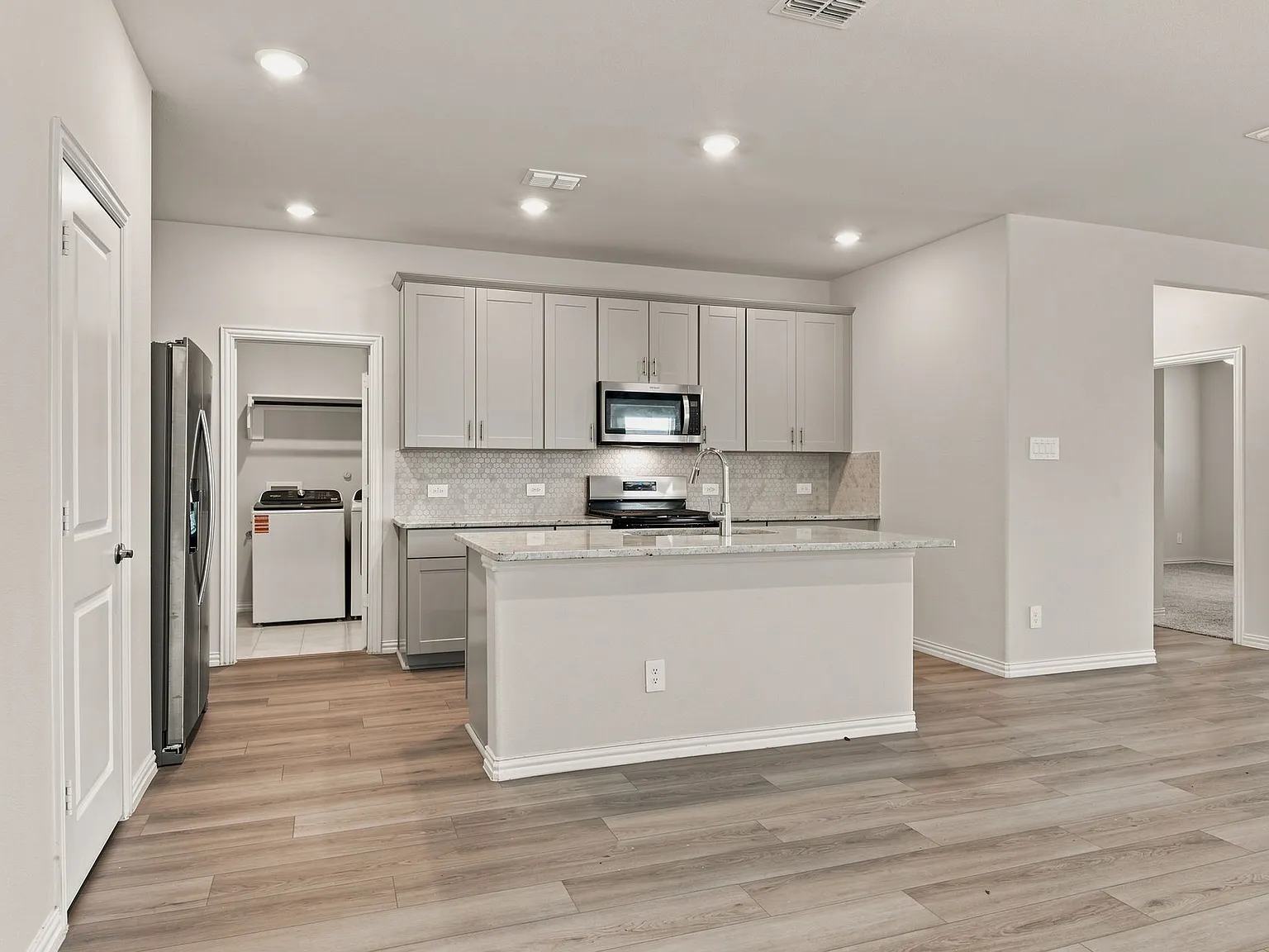 4 bed, 2337 sqft, $3,200 — Photo 3