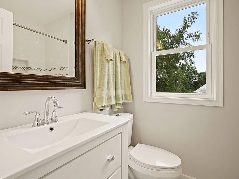 2410 S Dakota Ave NE — Photo 34