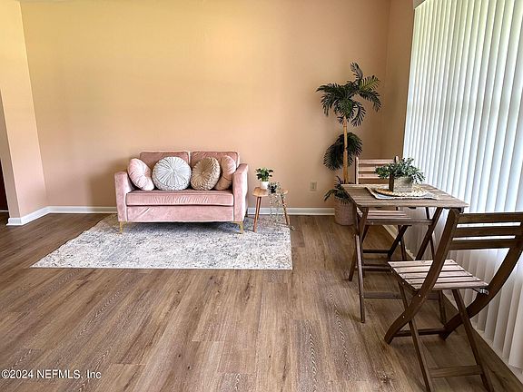 3rd image of 809 PARKWOOD Place