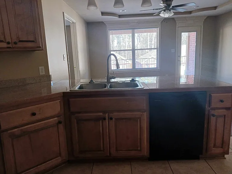 Sunset Place Apartments — Photo 6