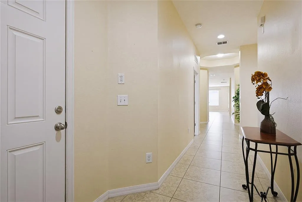 3 bed, 2.0 bath, 1876 sqft, $2,100 — Photo 3